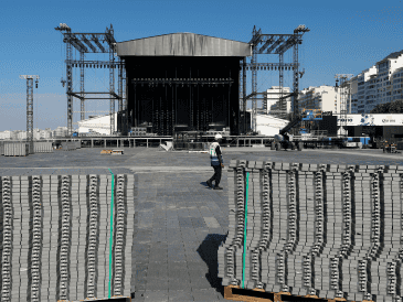 Fotografía de este lunes que muestra el lugar donde se instala el escenario del megaconcierto que Shakira ofrecerá, donde un trabajador murió, en Río de Janeiro. EFE/ Antonio Lacerda