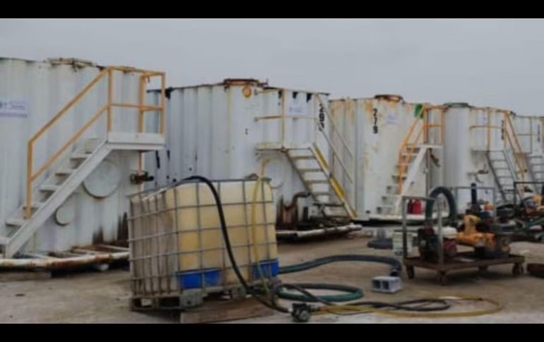 En el lugar fueron localizados 13 tanques, ocho equipos de bombeo, cinco contenedores, dos autotanques, una caja seca y un vehículo, presuntamente empleados para el almacenamiento y traslado de combustible robado. ESPECIAL