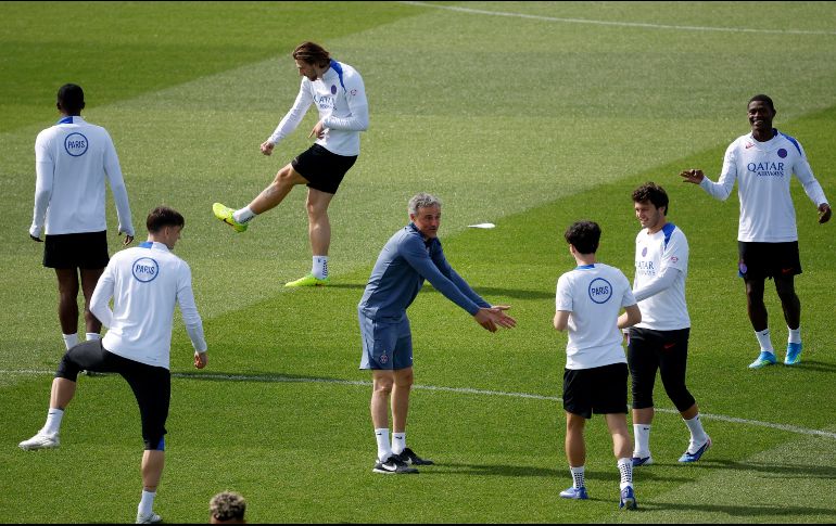 Luis Enrique dirige el entrenamiento en la víspera del juego. El técnico español podrá repetir por tercer partido europeo consecutivo el mismo once en busca de su quinta victoria seguida. EFE/Y. Valat