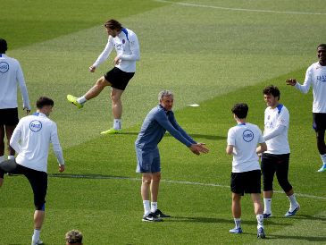 Luis Enrique dirige el entrenamiento en la víspera del juego. El técnico español podrá repetir por tercer partido europeo consecutivo el mismo once en busca de su quinta victoria seguida. EFE/Y. Valat