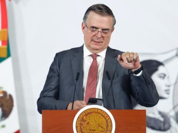 El secretario de Economía, Marcelo Ebrard, admitió que su hijo se hospedó por seis meses en la Embajada de México en el Reino Unido. EFE/S. Gutiérrez