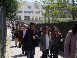 Personas salen de una corte judicial después de que un hombre hiciera disparos y dejara varios heridos, en Atenas, el martes 28 de abril de 2026. AP/ P. Giannakouris