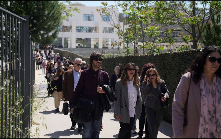 Personas salen de una corte judicial después de que un hombre hiciera disparos y dejara varios heridos, en Atenas, el martes 28 de abril de 2026. AP/ P. Giannakouris