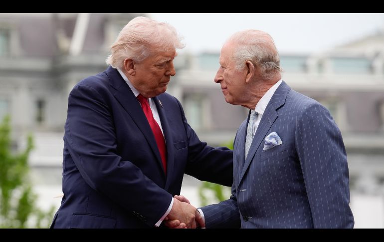 No es la primera vez que Trump aparece caracterizado en imágenes de IA como papa, rey o hasta Dios. EFE/Y. Gripas