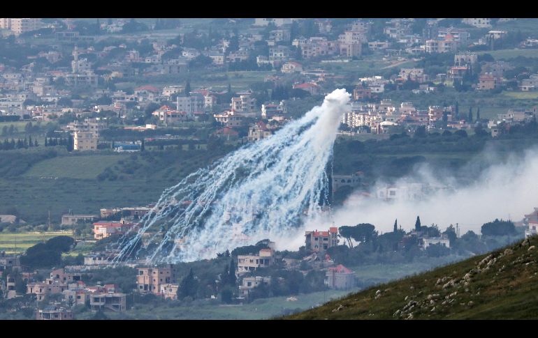 Humo tras un bombardeo israelí en una aldea del sur del Líbano, visto desde la Alta Galilea, en el norte de Israel. EFE/A. Safadi