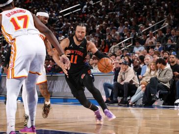 Con 39 puntos de Brunson, Nueva York impuso su poder y rompió el empate en la serie ante Atlanta. D. L. NEMEC