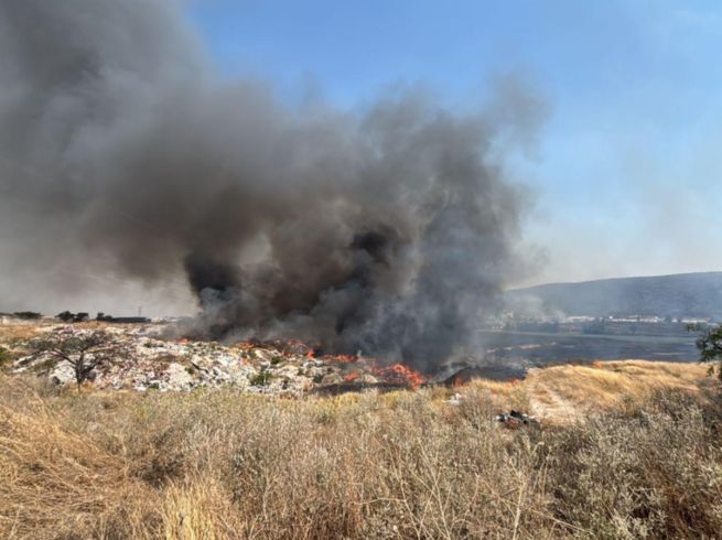 El incendio generó una densa columna de humo que afectó la visibilidad y provocó malos olores en la zona. CORTESÍA