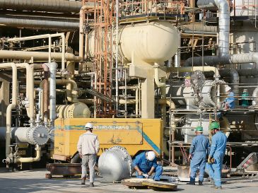 Refinerías de Medio Oriente se han visto bajo presión, primero por la guerra entre Estados Unidos e Irán y ahora con el anuncio de que EAU abandonará la OPEP. AFP