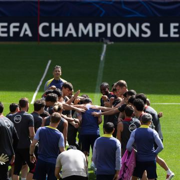 Jugadores del Atlético de Madrid hacen el pasillo al entrenador Diego Simeone por su cumpleaños 56 durante el entrenamiento previo al partido de ida de semifinales de Champions League contra el Arsenal. EFE/S. Pérez