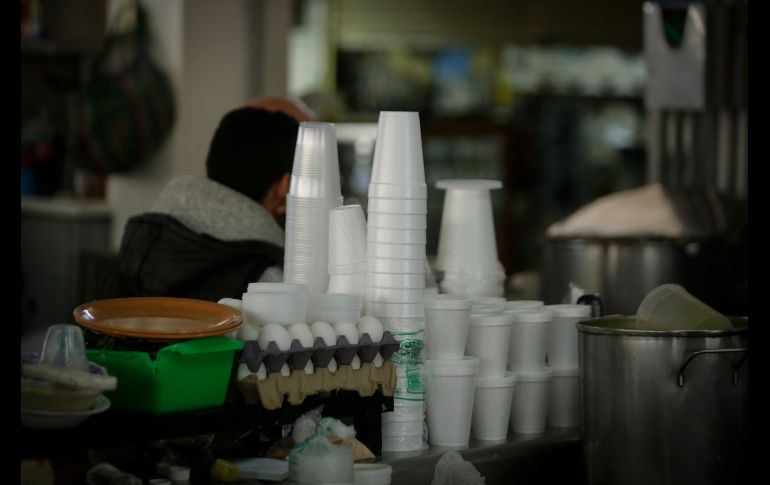 Expertos en salud pública advierten que esta acción cotidiana esconde un riesgo silencioso pero severo cuando se trata de envases fabricados con hielo seco. EL INFORMADOR/ARCHIVO