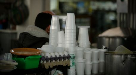 Expertos en salud pública advierten que esta acción cotidiana esconde un riesgo silencioso pero severo cuando se trata de envases fabricados con hielo seco. EL INFORMADOR/ARCHIVO