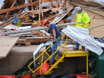 Varias personas retiran escombros tras el paso de una tormenta en Mineral Wells, Texas, el miércoles 29 de abril de 2026. AP/J. Cortez