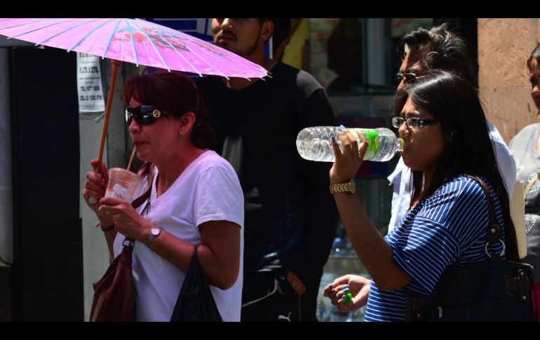 Mantener la hidratación y evitar la exposición prolongada al sol son medidas clave para evitar golpes de calor en esta época. EL INFORMADOR/ARCHIVO