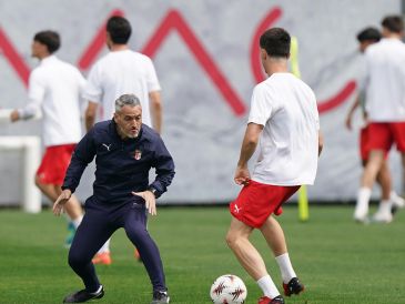 Carlos Vicens, técnico del Braga, en el entrenamiento antes del juego contra el Friburgo. EFE/H. Delgado