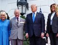 Donald Trump y Melania Trump despidieron a la pareja real en la Casa Blanca. EFE/A. Schwartz