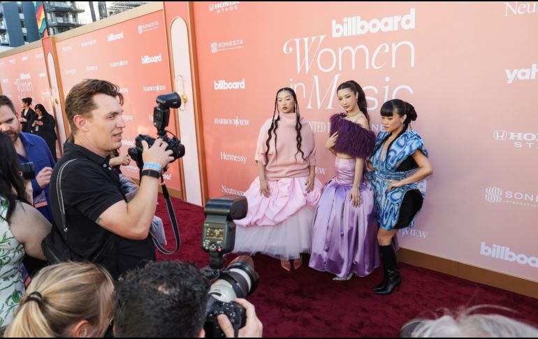 Las cantantes coreanas Audrey Nuna (izquierda), EJAE (centro) y Rei Ami (derecha) llegan a la alfombra roja de los premios Billboard Woman in Music Awards en el Hollywood Palladium de Hollywood, California. EFE/C. TORRES