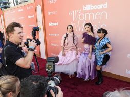 Las cantantes coreanas Audrey Nuna (izquierda), EJAE (centro) y Rei Ami (derecha) llegan a la alfombra roja de los premios Billboard Woman in Music Awards en el Hollywood Palladium de Hollywood, California. EFE/C. TORRES