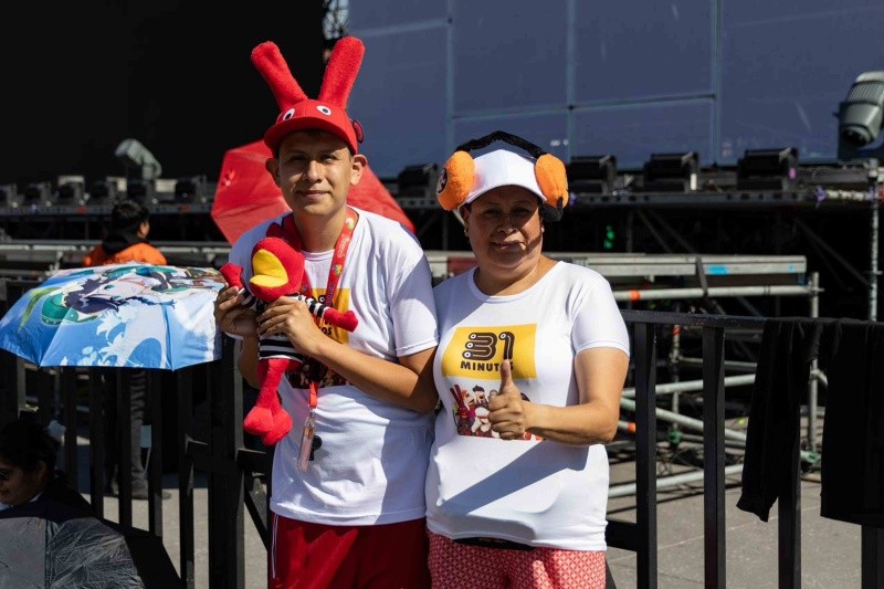 Ya se encuentran llegando al Zócalo los primeros asistentes que esperan el concierto. SUN/H. Salvador