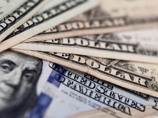 El tipo de cambio cotizó en un promedio de 17.45 pesos por dólar este cuarto mes del 2026. EFE/ARCHIVO