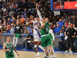 Los 76ers se jugaban la temporada en casa, pero cumplieron frente a su público y le ganaron 106-93 a los Celtics de Boston . AFP / J. Garrabrant