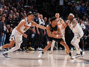 Minnesota Timberwolves impusieron su defensa y derrotaron a los Denver Nuggets para citarse con los San Antonio Spurs. AFP
