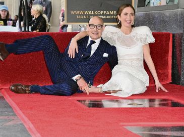 Los actores posan para las fotos junto a sus estrellas contiguas durante la ceremonia. AFP