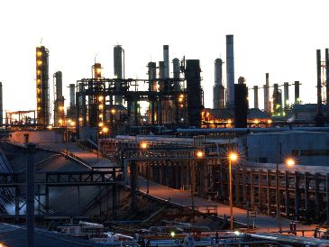 El tipo de cambio y priorizar la refinación sobre la exportación ha limitado el aprovechamiento de los altos precios del crudo. EFE/Archivo
