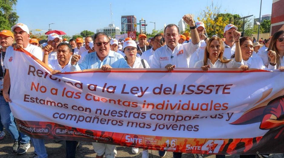 La marcha docente inició en la Glorieta de la Normal, desde donde se concentraron y se dirigieron por el Paseo Alcalde hacia la zona del Santuario. EL INFORMADOR / ARCHIVO