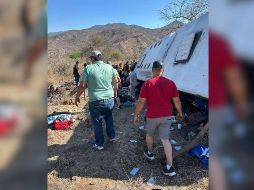 Según los primeros reportes, el autobús transportaba pasajeros con destino al balneario El Manto cuando ocurrió la volcadura. ESPECIAL / PC Jalisco