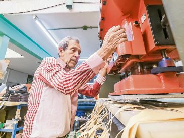 Trabajador de la industria zapatera realiza labores, en un contexto de reformas laborales orientadas a mejorar condiciones de empleo. ESPECIAL