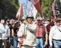 Integrantes de la CNTE marchan hacia el Zócalo capitalino para exigir diálogo y atención a demandas laborales. EL UNIVERSAL