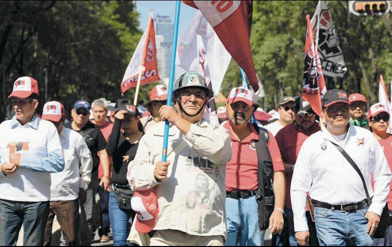 Integrantes de la CNTE marchan hacia el Zócalo capitalino para exigir diálogo y atención a demandas laborales. EL UNIVERSAL