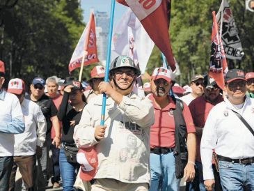Integrantes de la CNTE marchan hacia el Zócalo capitalino para exigir diálogo y atención a demandas laborales. EL UNIVERSAL
