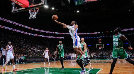 Los Celtics cayeron en casa ante unos 76ers que firmaron una remontada histórica y avanzaron a la siguiente ronda. AFP/ B. BABINEAU.