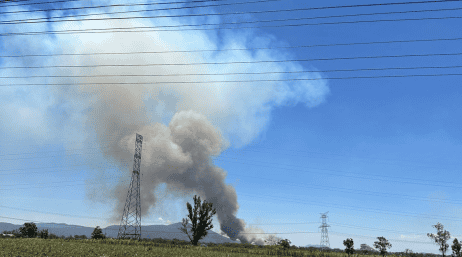 En la zona operan 64 combatientes apoyados por 15 vehículos, con el objetivo de controlar y extinguir el incendio en el menor tiempo posible. ESPECIAL