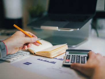 Tienen derecho a recibir PTU los trabajadores que hayan laborado al menos 60 días durante el año fiscal correspondiente. UNSPLASH