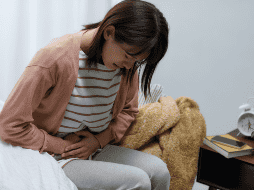 Si tienes antecedentes familiares directos de problemas biliares, sobrepeso o colesterol alto, es fundamental realizarte chequeos médicos preventivos de forma anual y rigurosa. CANVA