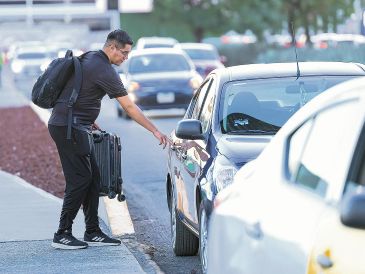 Usuarios tienen que tomar autos de plataforma fuera del perímetro aeroportuario. EL INFORMADOR