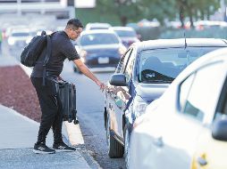 Usuarios tienen que tomar autos de plataforma fuera del perímetro aeroportuario. EL INFORMADOR