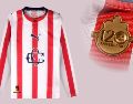 El jersey de Chivas incorpora gráficos y acabados exclusivos que evocan los orígenes del club, reforzando su identidad como una de las instituciones más representativas del futbol mexicano. ESPECIAL / tiendachivas.com.mx