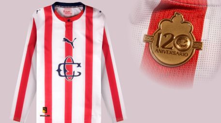 El jersey de Chivas incorpora gráficos y acabados exclusivos que evocan los orígenes del club, reforzando su identidad como una de las instituciones más representativas del futbol mexicano. ESPECIAL / tiendachivas.com.mx