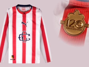El jersey de Chivas incorpora gráficos y acabados exclusivos que evocan los orígenes del club, reforzando su identidad como una de las instituciones más representativas del futbol mexicano. ESPECIAL / tiendachivas.com.mx