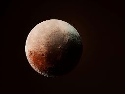 Aunque Plutón gira alrededor del Sol y tiene forma casi redonda, no ha podido limpiar su órbita de escombros, un requisito establecido por la IUA. Unsplash