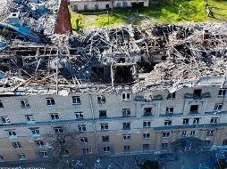 Daños en un edificio de la ciudad ucraniana de Dnipro tras una serie de ataques con misiles rusos. EFE/Dnipropetrovsk Regional Military Administration