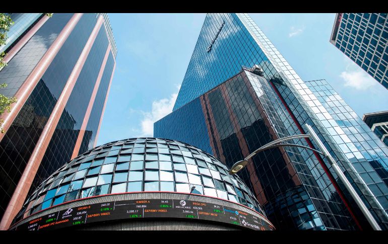 La Bolsa Mexicana de Valores registró pérdidas en firmas como Banregio, Cemex, GCC, Banco del Bajío y Walmex. AFP/ARCHIVO
