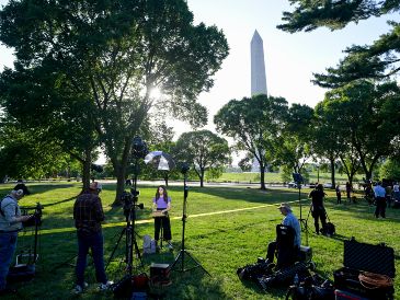 Periodistas reunidos mientras el Servicio Secreto y la policía local vigilan el lugar en donde agentes del orden balearon a una persona cerca del Monumento a Washington. AP/R. Lamkey
