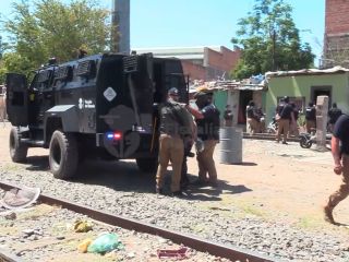 Autoridades estatales detuvieron a nueve personas, así como el aseguramiento de dos armas de fuego y diversas sustancias con características de droga. ESPECIAL/ Fiscalía de Jalisco.