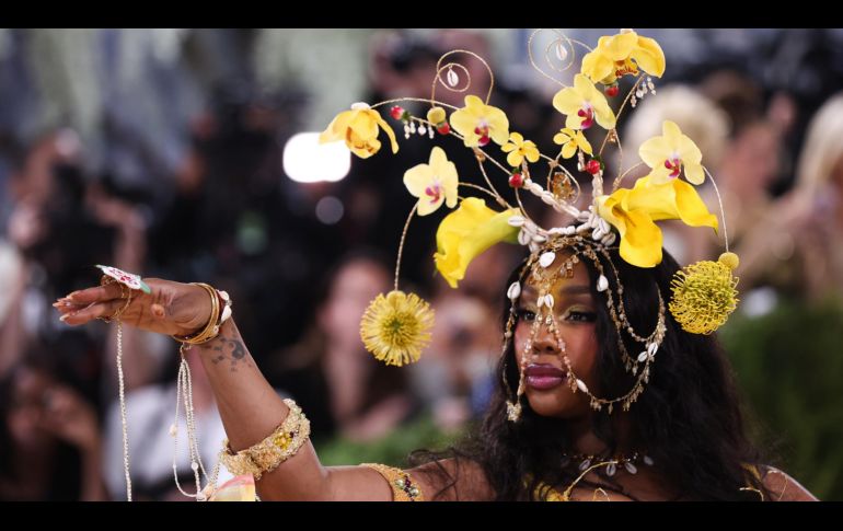 Como siempre, los looks fuera de lo común dominaron las cámaras en la Met Gala 2026 como fue el caso de este modelito que lució la cantante y compositora SZA. EFE/S. Yenesel