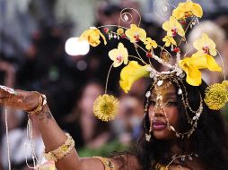 Como siempre, los looks fuera de lo común dominaron las cámaras en la Met Gala 2026 como fue el caso de este modelito que lució la cantante y compositora SZA. EFE/S. Yenesel