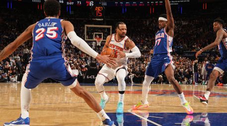 Jalen Brunson lideró con 35 puntos la histórica paliza de los New York Knicks sobre los Philadelphia 76ers. AFP/ J. D. GARRABRANT.